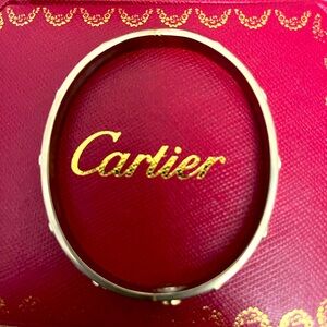 White gold bangle with 1 screw and comes with a screw driver .